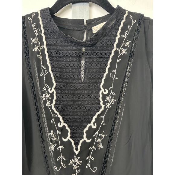 Womens M Hinge Black White Embroidered sleeveless Shirt Top w/ Lace Boho D52 - Picture 2 of 7